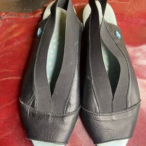 Women's Cloud Black Leather Slip-On Shoes Size 39 8.5